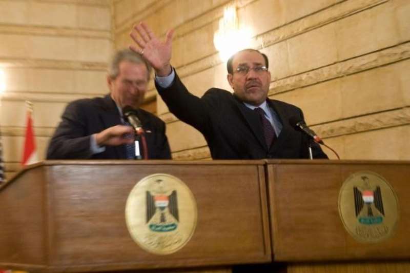 Bush defending himself by the shoes thrown by iraqi journalist Zaidi